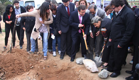 Alcaldesa Virginia Reginato y ministro de Vivienda y Urbanismo dieron inicio a nuevo proyecto habitacional en la Parcela 11