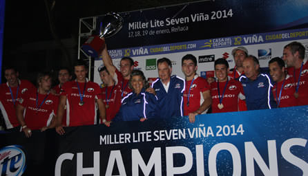 Selección chilena recibió copa de campeón del Miller Lite Seven Viña 2014, de parte de alcaldesa Virginia Reginato