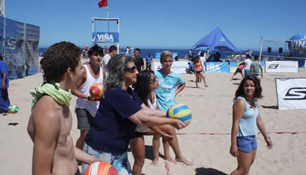 Con escuelas deportivas y campeonatos de bodyboard, se divierten los jóvenes en la Playa del Deporte en Viña del Mar