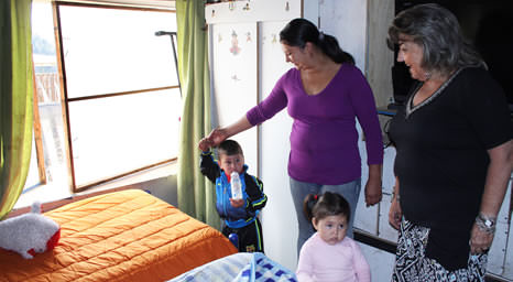 Familia de Achupallas recibe camarote y ropa de cama para fortalecer su protección social