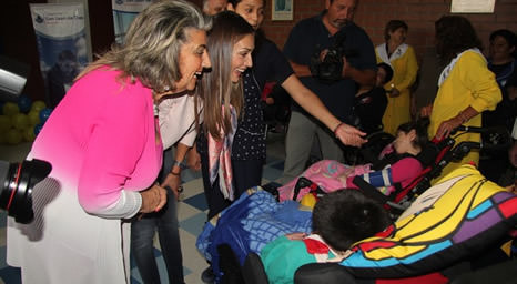 Alcaldesa Virginia Reginato y animadora del Festival de Viña visitaron el Sanatorio Marítimo