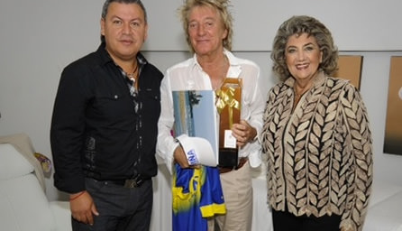 Camiseta de Everton regala alcaldesa Virginia Reginato a Rod Stewart
