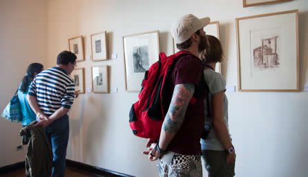 Municipio de Viña del Mar invita a Conversatorio con artistas de exposición de grabados en Castillo Wulff