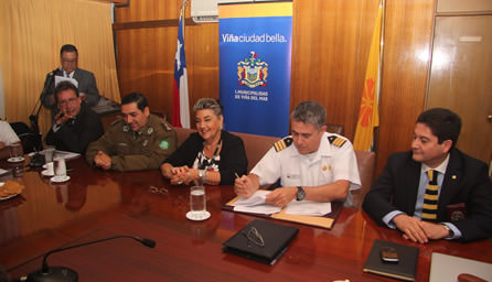 Armada, Carabineros, PDI y alcaldesa Virginia Reginato firman acta de Comisión de Borde Costero