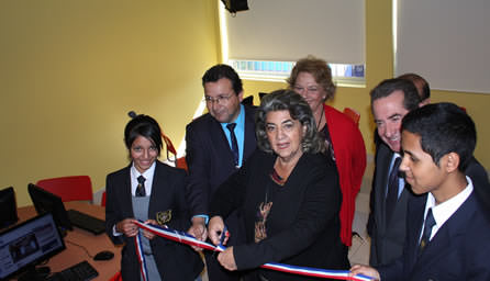 Remozadas dependencias y nuevo mobiliario urbano de Liceo Bicentenario fueron entregados por alcaldesa Virginia Reginato