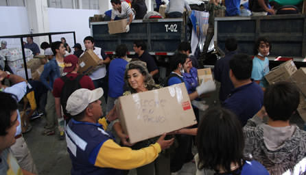Las primeras 70 toneladas de ayuda entregó alcaldesa de Viña del Mar a damnificados del mega incendio de Valparaíso