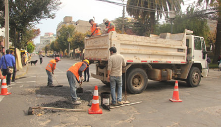 Municipio de Viña del Mar realiza bacheo en calles más deterioradas