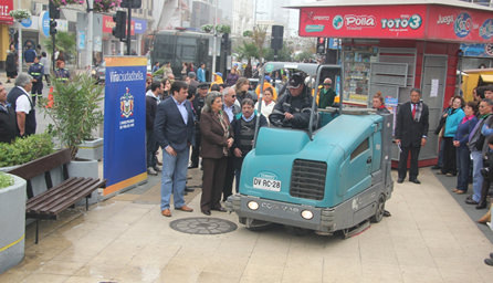 Limpieza y hermoseamiento integral en calle Valparaíso fue inspeccionada por alcaldesa Virginia Reginato