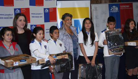 Escolares viñamarinos recibieron computadores de parte de alcaldesa Virginia Reginato,  seremi de Educación y JUNAEB