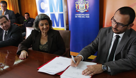 Corporación Municipal de Viña del Mar firma convenio para preuniversitario gratis a alumnos destacados