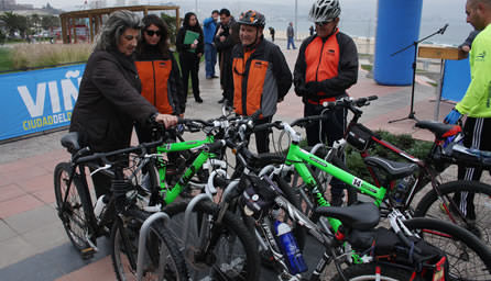 Instalación de primeros parqueaderos para bicicletas en borde costero fue destacado por alcaldesa Virginia Reginato