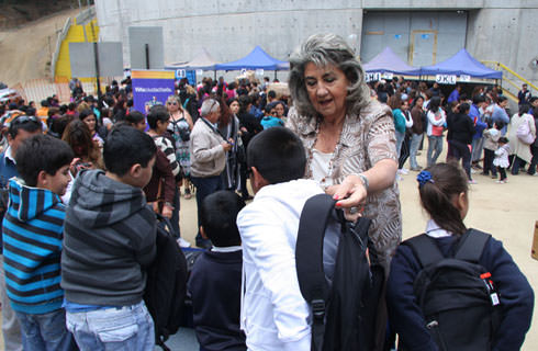 Alcaldesa Virginia Reginato, entrega mochilas escolares