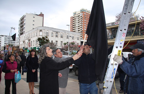 Alcaldesa Virginia Reginato, embanderamiento calle valparaíso por campaña de Defensa del Casino Municipal