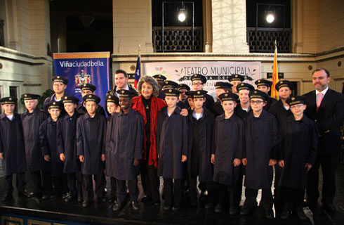 Alcaldesa Virginia Reginato, niños cantores visita ilustre