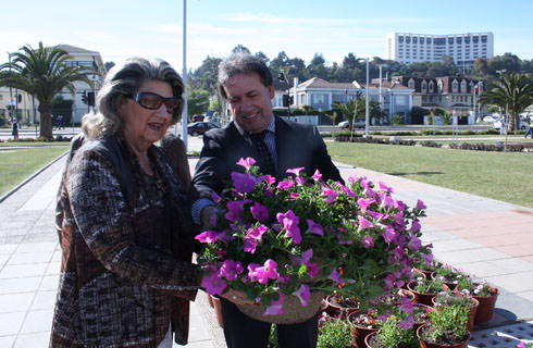 Imagen de la noticia: Alcaldesa Virginia Reginato, recambio floral