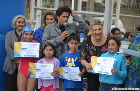 Alcaldesa Virginia Reginato, entrega diplomas 3° ciclo de Actividades Acuáticas 2014