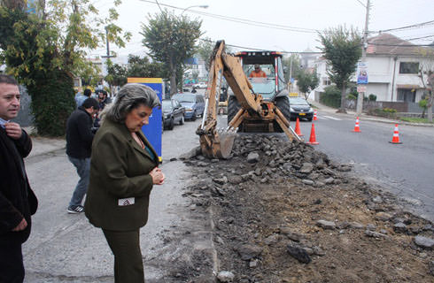 Alcaldesa Virginia Reginato, recarpeteo de Calle Agua Santa, Viña del Mar.