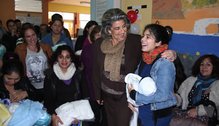 Rescate de tradición de tejer ajuares para bebé fue valorado por alcaldesa Virginia Reginato