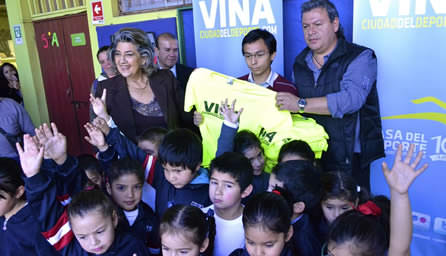Implementación deportiva entregó alcaldesa Virginia Reginato a Escuela Ministro Zenteno