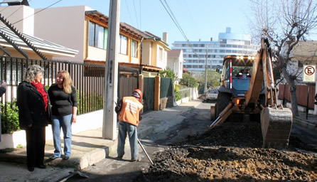 Municipio de Viña del Mar repara con capa asfáltica calles de Cerro Castillo