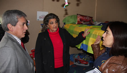 Familia viñamarina beneficiada con  programa de habitabilidad fue visitada por alcaldesa Virginia Reginato y Seremi de Desarrollo Social