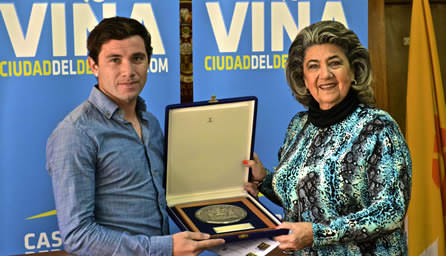 Lateral de la Selección, Eugenio Mena, fue declarado Hijo Ilustre de Viña del Mar por alcaldesa Virginia Reginato