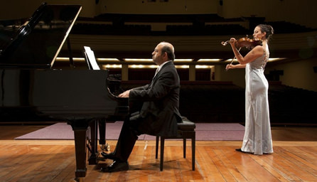 Municipalidad de Viña del Mar invita a concierto de pianista Alexandros Jusakos y violinista Ivanka Milosevic