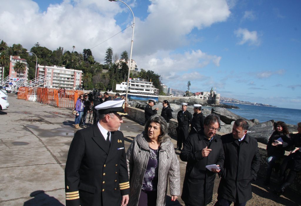 Imagen principal: Armada y Municipalidad de Viña del Mar llaman a tener precaución por fuertes marejadas en el borde costero