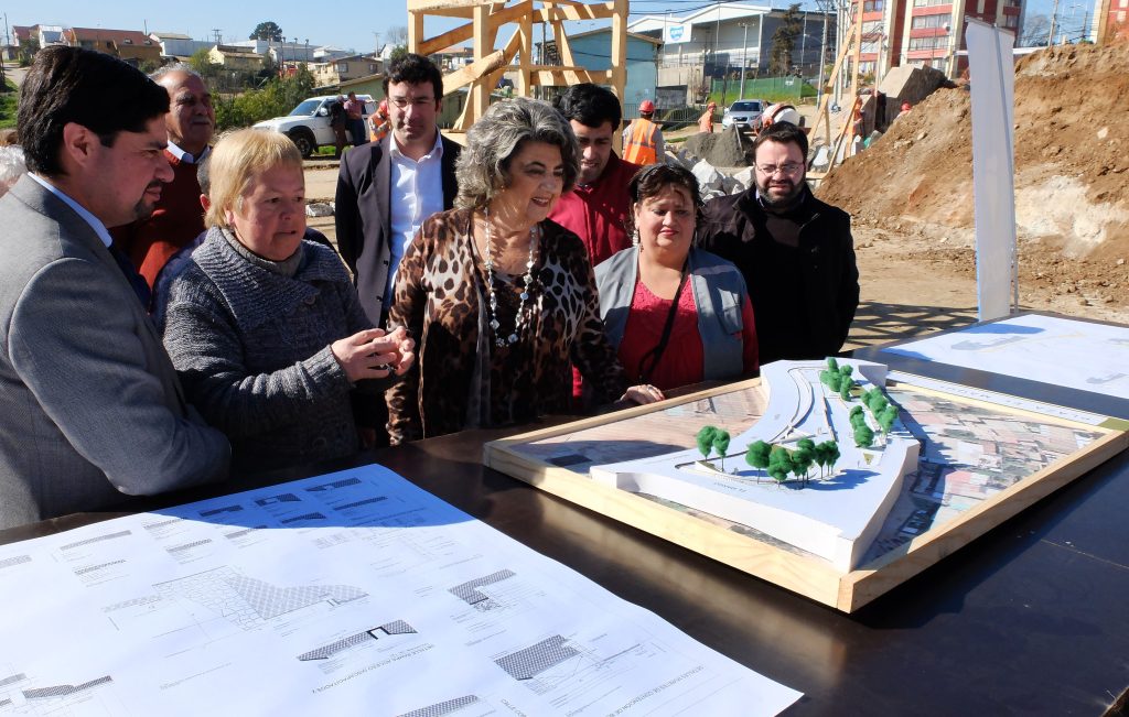 Imagen principal: En plena ejecución se encuentran las obras de construcción de la plaza y anfiteatro el Maqui