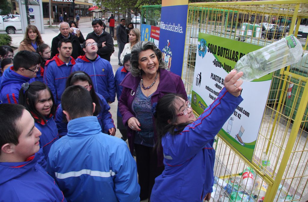 Imagen principal: Municipalidad de Viña  del Mar aumenta la capacidad de reciclaje de botellas plásticas