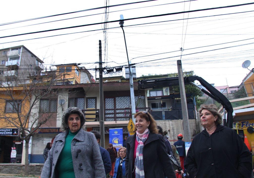 Imagen principal: Proceso de instalación de las nuevas cámaras de Televigilancia fue encabezado por alcaldesa Virginia Reginato