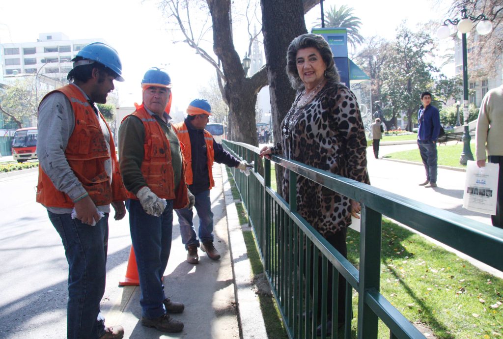 Imagen principal: Refuerzan seguridad de transeúntes  con instalación de vallas peatonales