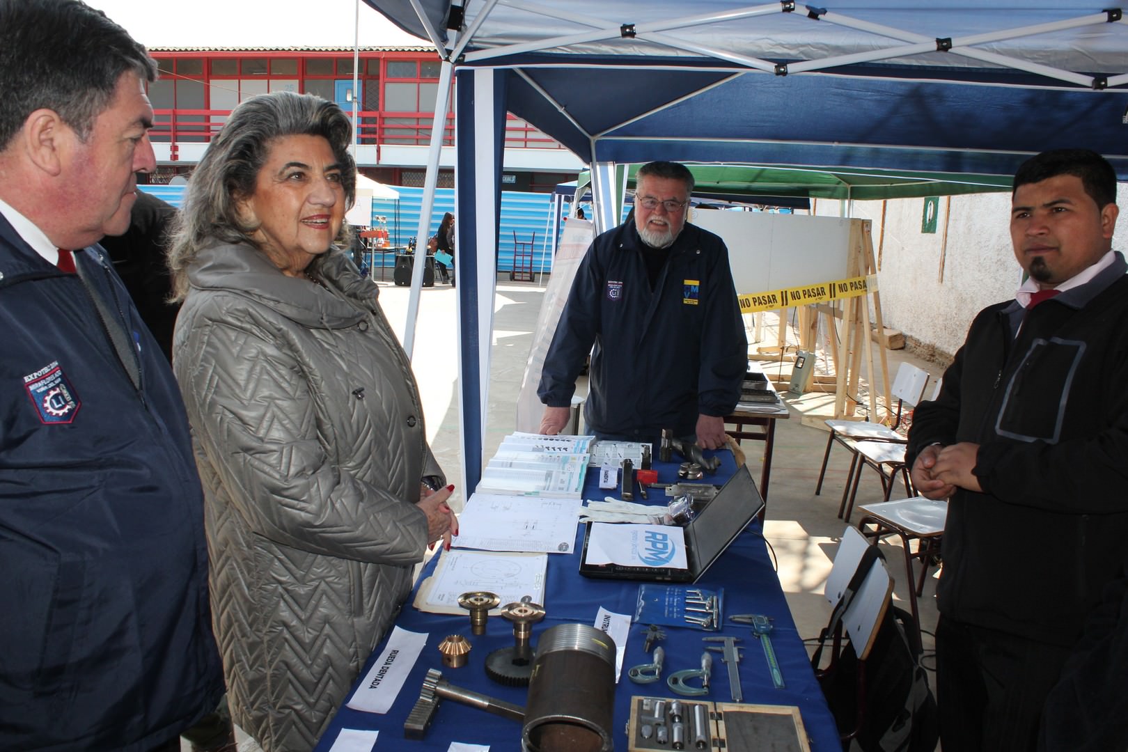 Feria de oferta educacional de Liceo Industrial de Miraflores fue visitada por alcaldesa Virginia Reginato