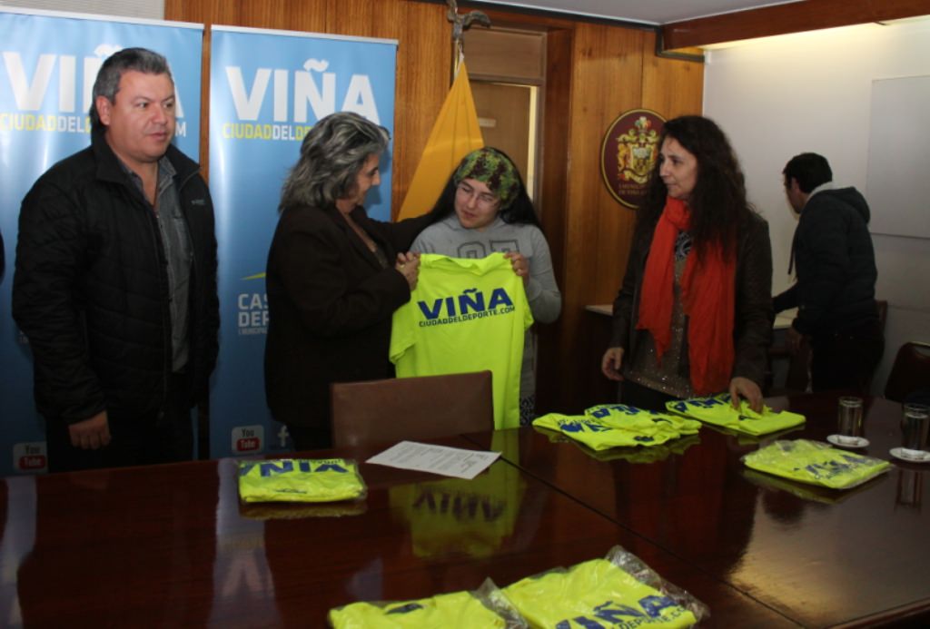Juego de  camisetas entregó a alcaldesa Virginia Reginato a seleccionadas de básquetbol, sub 13