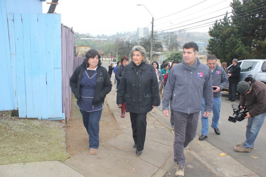 Imagen principal: Familias viñamarinas beneficiadas con subsidio para mejorar sus viviendas, fueron visitadas por alcaldesa Virginia Reginato y director del Serviu