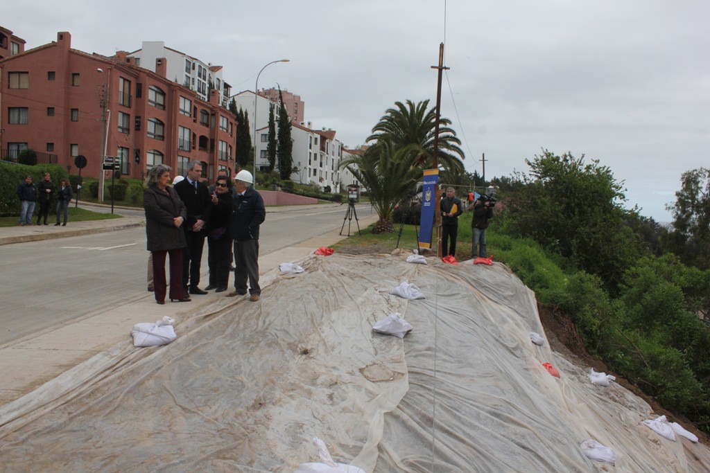 Reparación de calle los Sargazos fue inspeccionada por alcaldesa Virginia Reginato y Seremi de OOPP