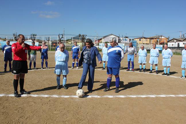 Campeonato  de fútbol Senior en homenaje a jugador de 78 años fue inaugurado por alcaldesa Virginia Reginato