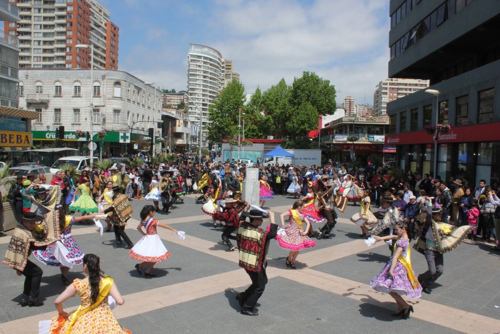 Imagen principal: Jóvenes campeones regionales de cueca saludaron  a Viña del Mar