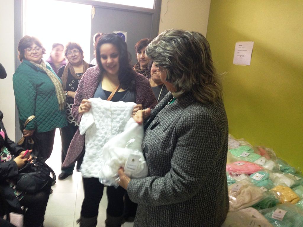 Mamás de Nueva Aurora recibieron ajuares tejidos para sus bebés