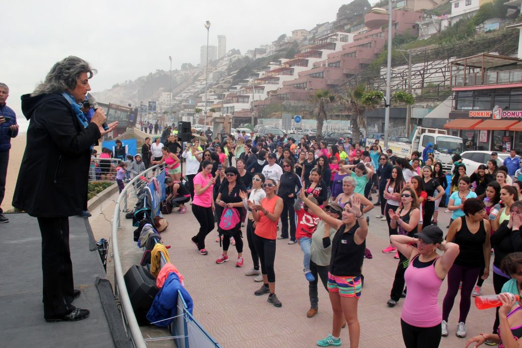 Imagen principal: En masiva clase de zumba en Reñaca, participó  alcaldesa Viginia Reginato