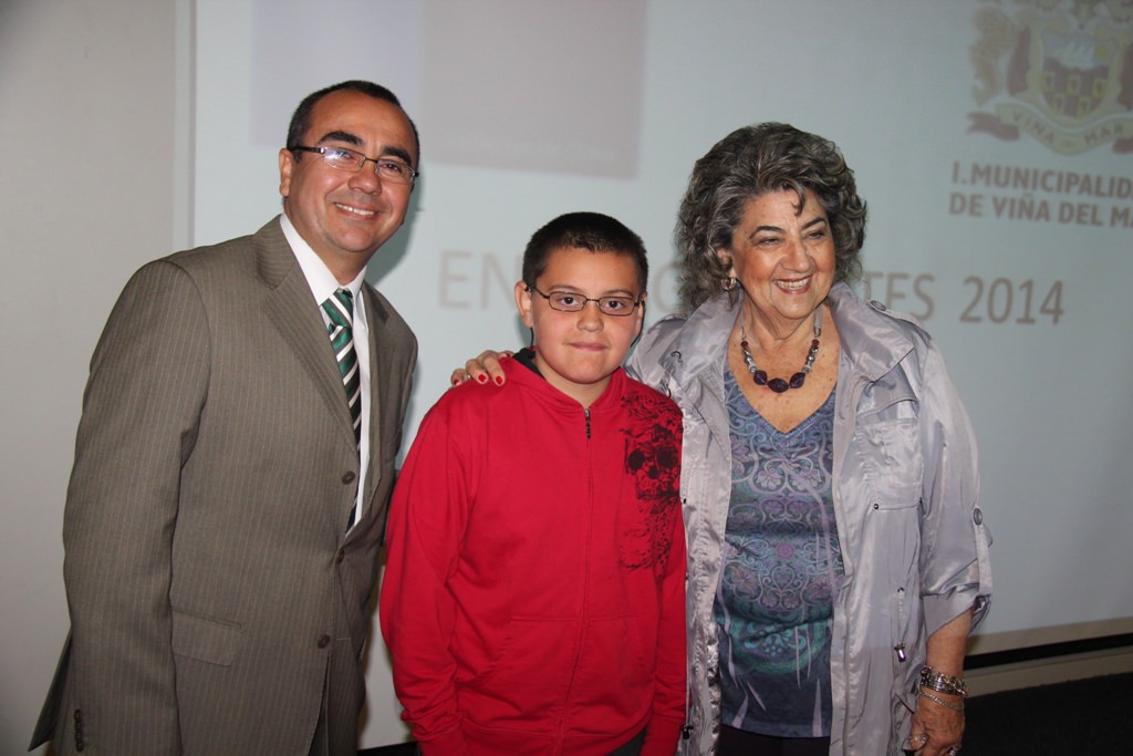 JUNAEB y alcaldesa Virginia Reginato entregaron lentes ópticos a niños viñamarinos