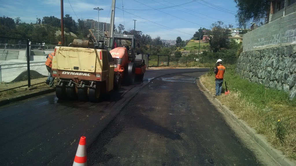 Programa municipal de reparación y bacheo de calles de Viña del Mar avanza con obras en calle Limache