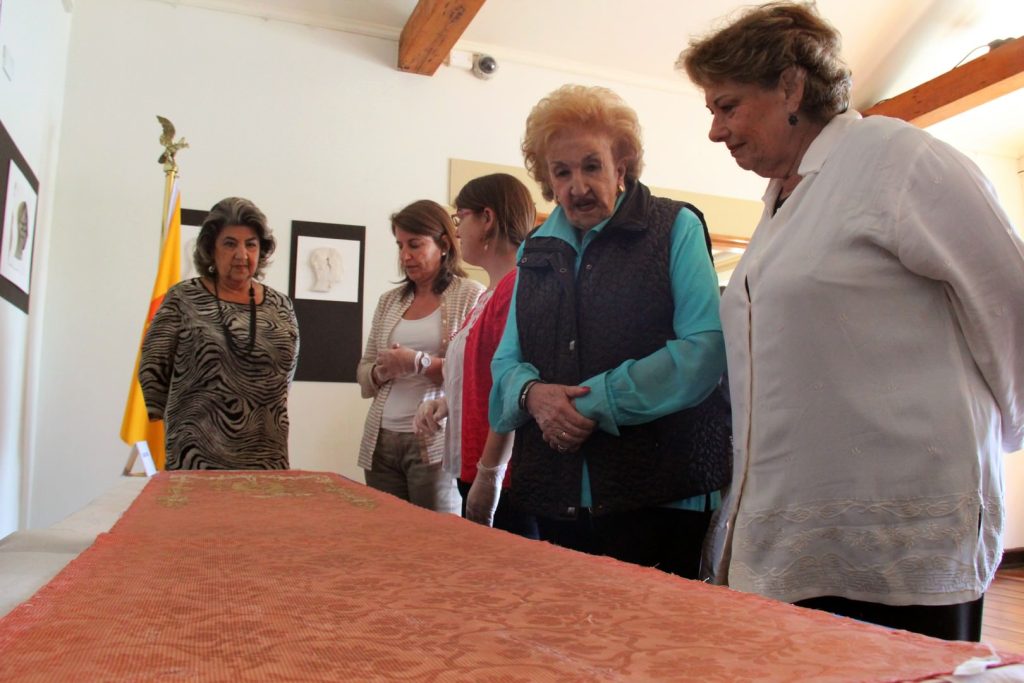 Imagen principal: Restauración de parte de los textiles murales del Palacio Rioja fueron recepcionados por alcaldesa Virginia Reginato