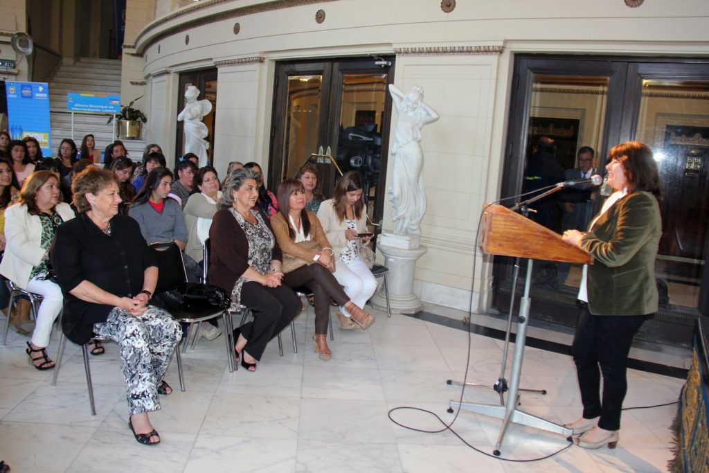 Imagen principal: Municipio de Viña del Mar desarrolló con éxito el encuentro comunal “Mujer trabajadora y Jefa de hogar 2014”