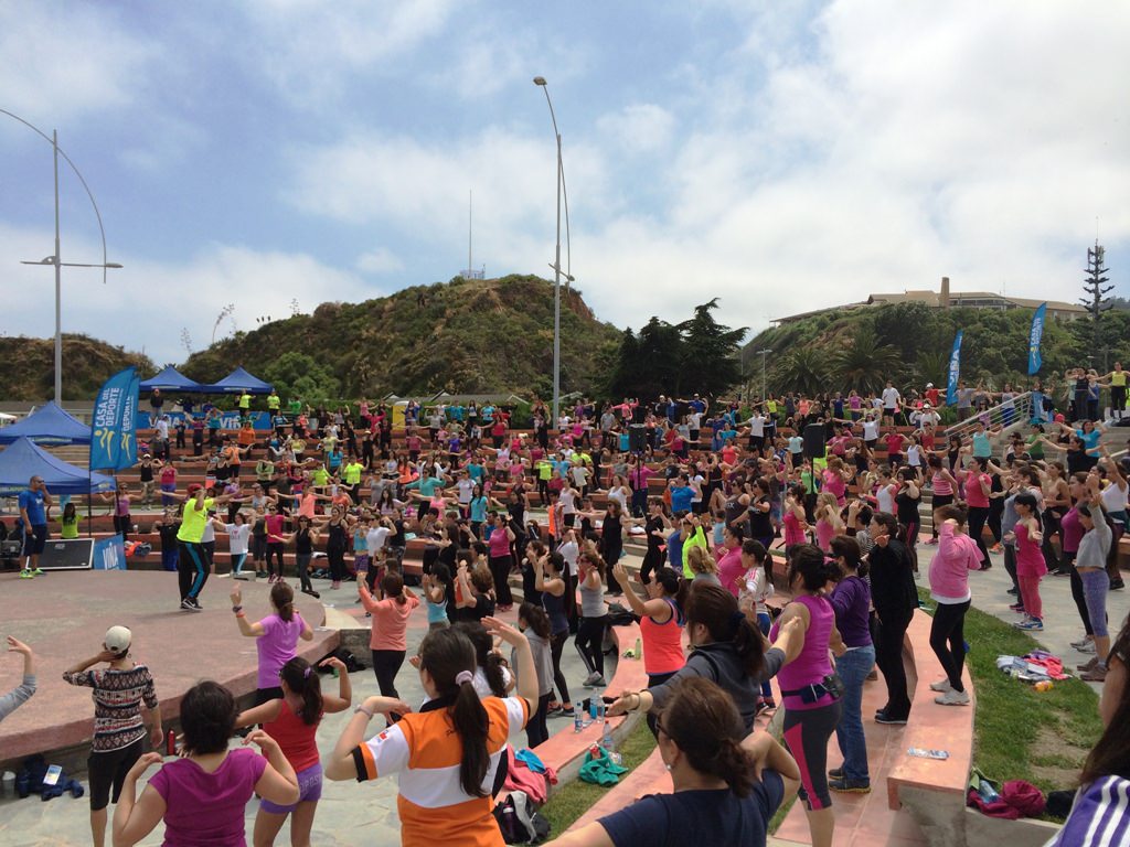 Playa del Deporte se llenó de energía con las clases de zumba junto al mar