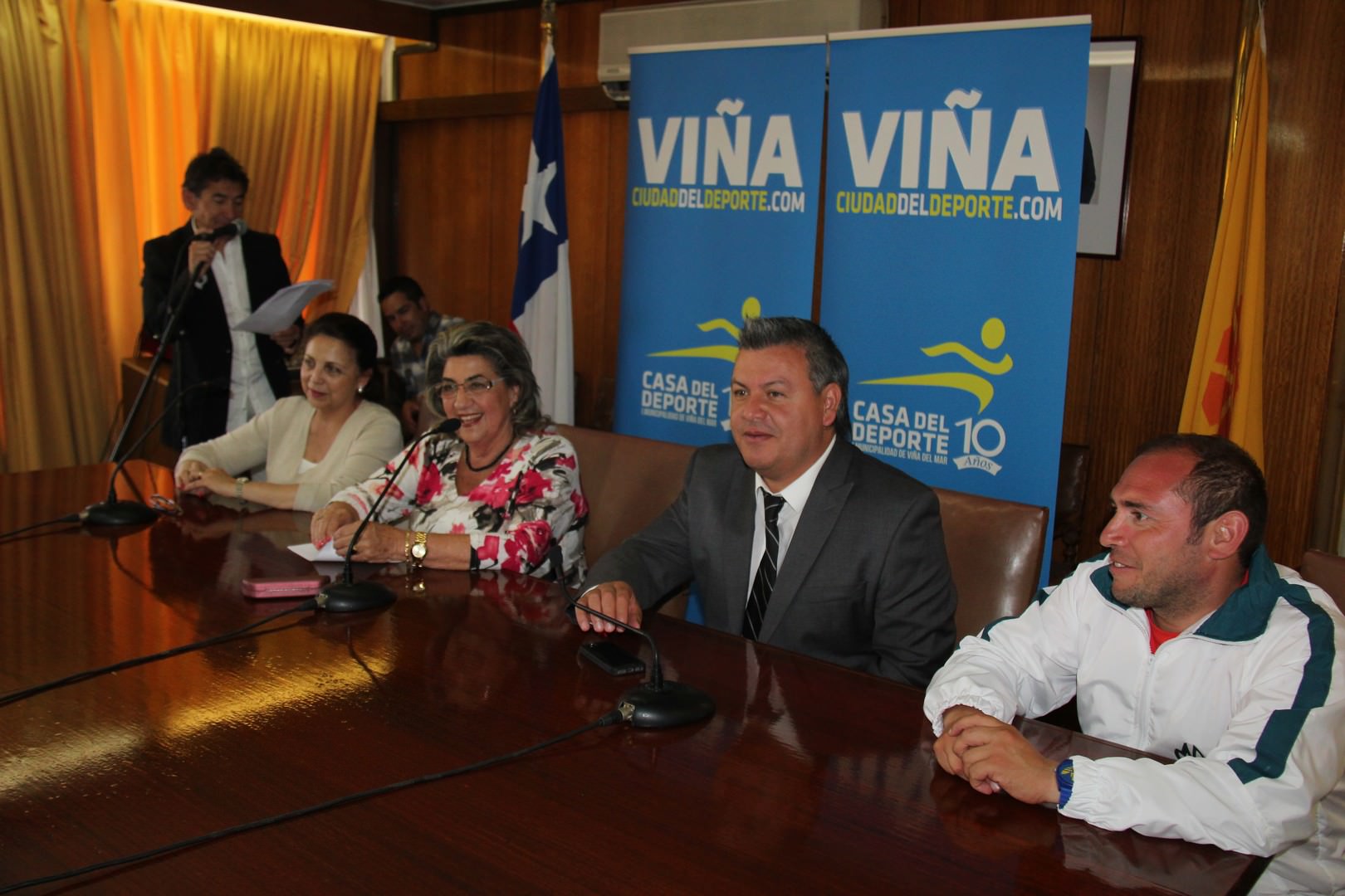 Camisetas a representantes de Viña del Mar en finales de fútbol nacional entregó alcaldesa Virginia Reginato