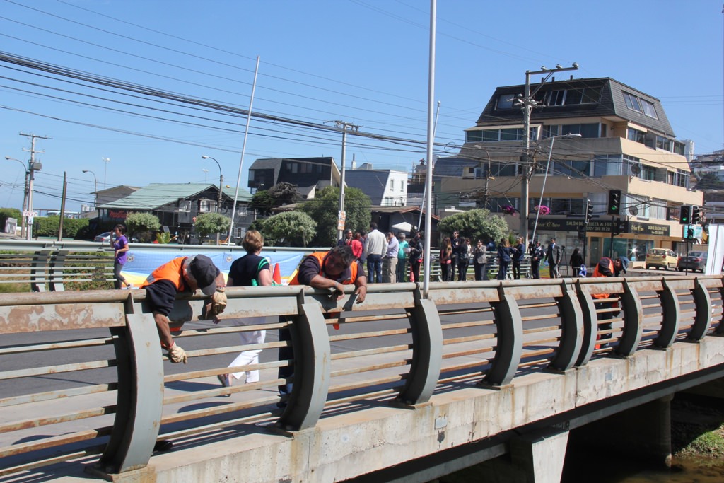 Trabajos de pintado  de Puente Reñaca fueron inspeccionados por alcaldesa Virginia Reginato