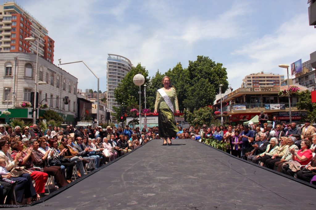 Imagen principal: Desfile de modas de candidatas al Reinado del Adulto Mayor fue encabezado por alcaldesa Virginia Reginato