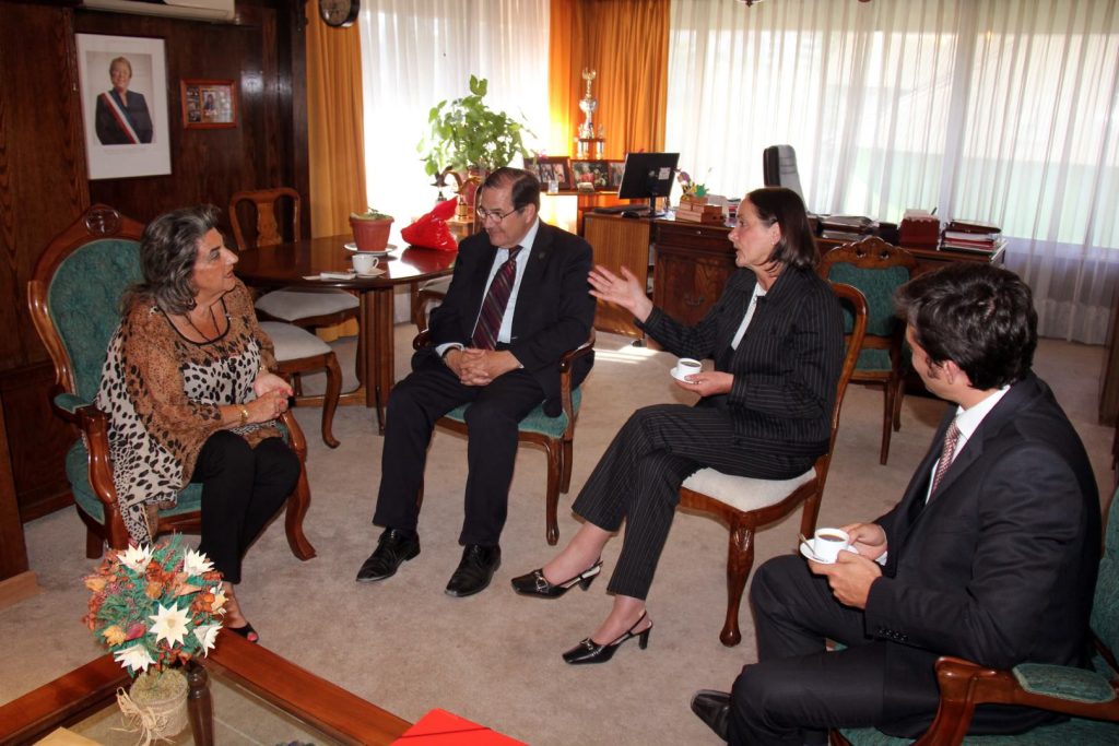 Imagen principal: Coaniquem entregó reconocimiento a alcaldesa Virginia Reginato por aporte comunal en reciclaje de vidrios