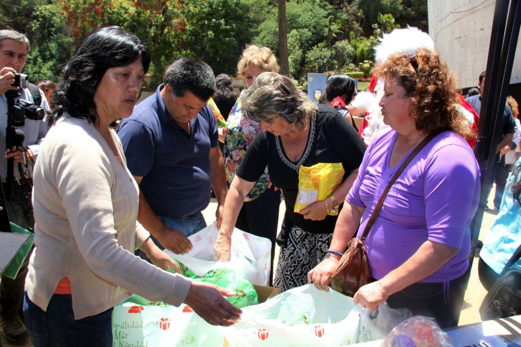 Imagen principal: Emprendimientos de mujeres y adultos mayores de Viña del Mar fue valorado por alcaldesa Virginia Reginato en muestra navideña